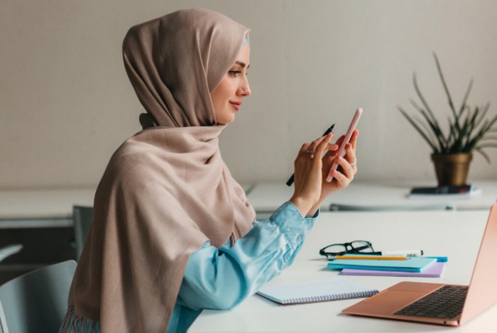 INTJ mempertahankan produktivitas dengan strategi kerja berbasis efisiensi. Mereka mampu memaksimalkan energi terbatas selama puasa./ Foto: freepik.com/marymarkevich