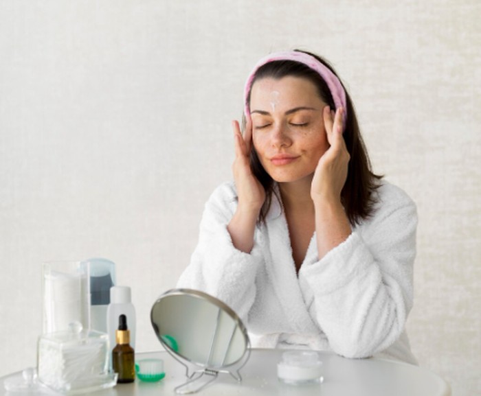 Perawatan kulit tidak harus selalu sempurna selama Ramadan. Konsistensi lebih penting daripada rutinitas yang terlalu kompleks./ Foto: freepik.com