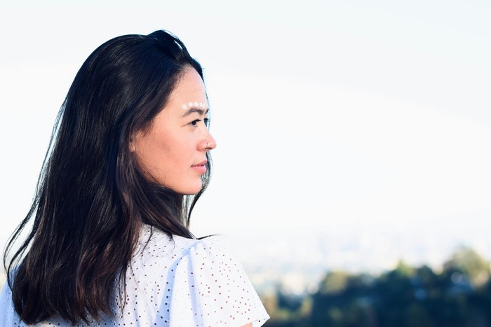 Ciri kepribadian perempuan yang menikmati kesendirian adalah mereka cenderung pandai menetapkan batasan. Mereka telah belajar melalui pengalaman bahwa energinya sangat berharga.