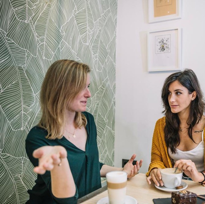 Ciri kepribadian kuat tampak pada individu yang mampu menjaga batas dengan konsisten. Ia tidak melihat batasan sebagai sikap egois, melainkan bentuk tanggung jawab terhadap diri sendiri. Ketegasan ini membantu membangun relasi yang saling menghargai.