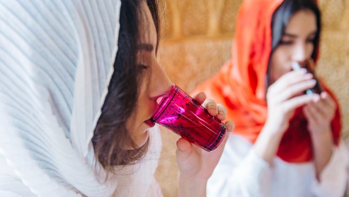 4 Kebiasaan Minum Saat Berbuka yang Diam-diam Bikin Tubuh Cepat Lemas