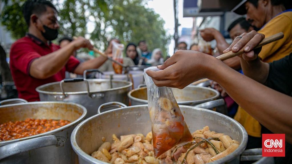 FOTO: Berburu Kolak Viral di Mangga Besar yang Tak Lekang oleh Waktu