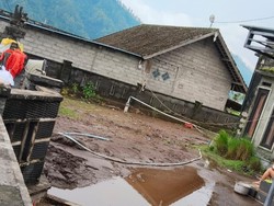 Hujan Deras, Ruas Jalan Menuju Pura Hulundanu Batur Songan Tergerus Banjir