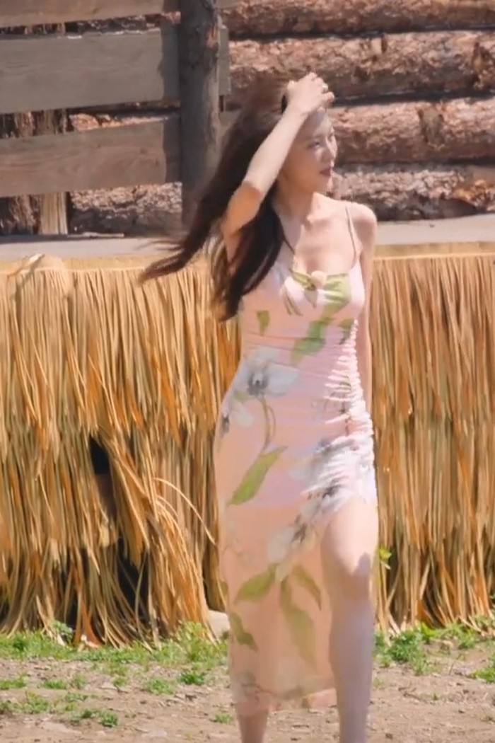 Gaya effortless dan fresh ala Lee Joo Young di Single’s Inferno tampil menawan lewat ZARA Printed Midi Linen Blend Dress yang ringan, feminin, dan breathable. Dress midi bermotif lembut ini menghadirkan tampilan simple, airy, dan effortlessly chic./ Foto: netflix.com