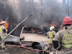 Diduga Gudang BBM Ilegal Terbakar di Pekanbaru, Minyak Mengalir di Parit