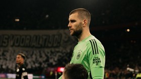 Ajax Puji Debut Maarten Paes di Eredivisie: Peran Kunci dan Gemilang