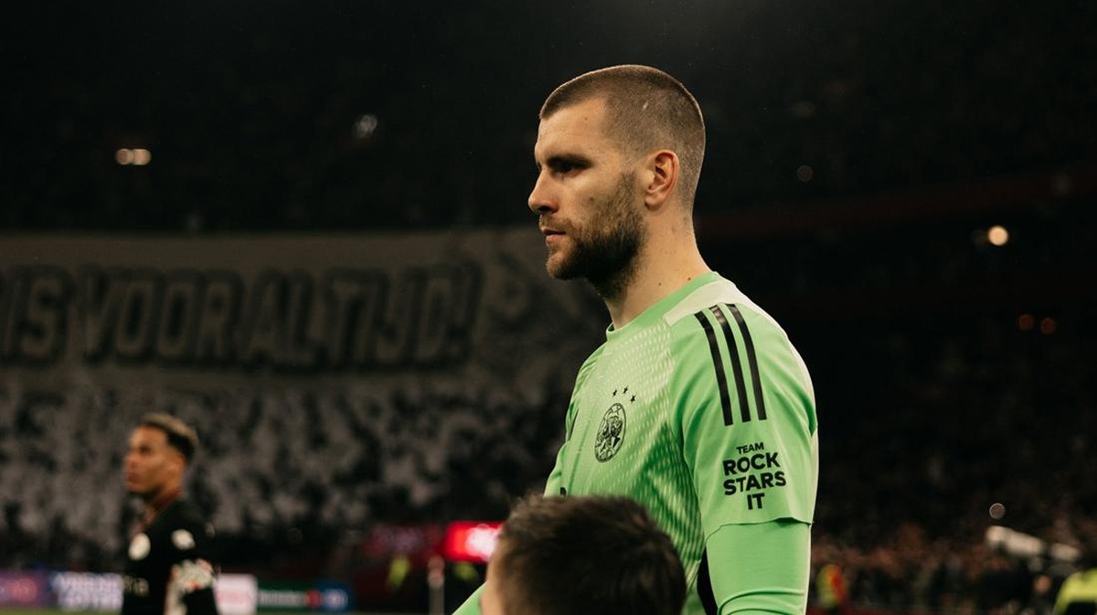 Aksi Gemilang Maarten Paes Dipamerkan Ajax
