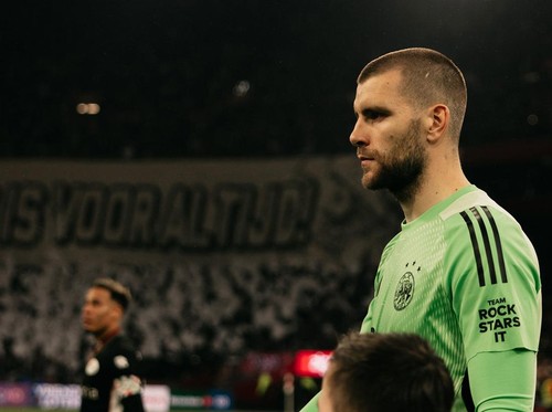 Maarten Paes bantu Ajax Amsterdam tampil di UEFA Conference League musim depan.