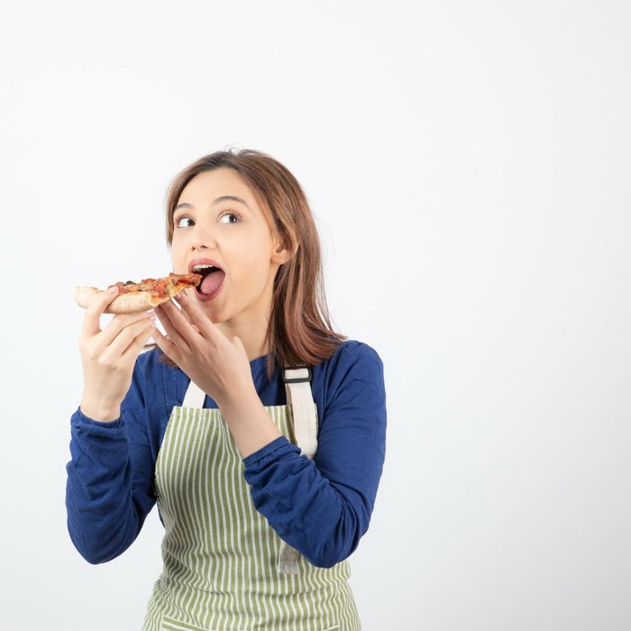 Makan terlalu cepat/Foto: Freepik.com