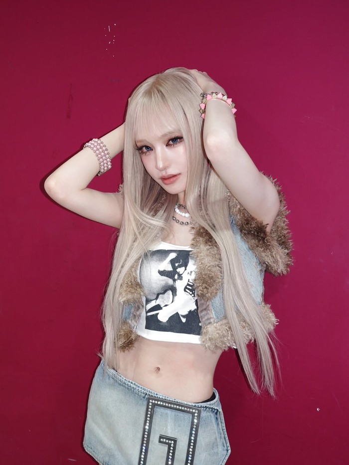 Meski hanya untuk sementara waktu, namun look Liz berambut pirang saat mempromosikan pre-release single yang langsung menjadi hit dan mendominasi tanggu lagu Korea Selatan di Show! Music Core sudah cukup mengobati rindu DIVE./ Foto: instagram.com/liz.yeyo