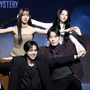 Klarifikasi Kim Do Hoon Usai Diduga Elus Tangan Karina aespa