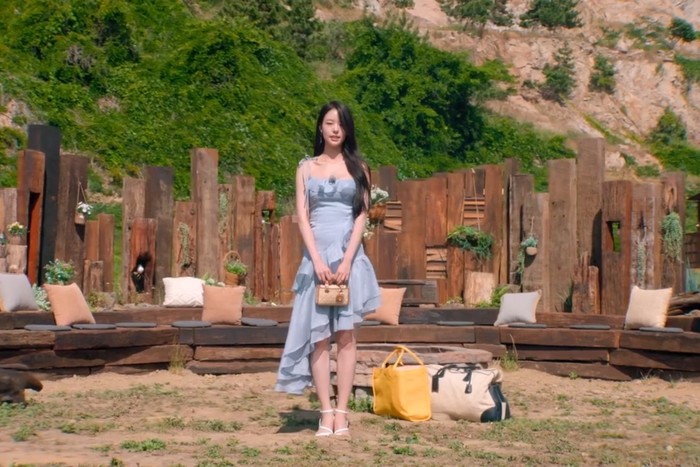 Hee Sun tampil anggun di Single’s Inferno dengan Sincethen April Unbalance One Piece berwarna soft blue yang flowy dan feminin. Dress asimetris ini dibanderol sekitar Rp800 ribuan./ Foto: netflix.com