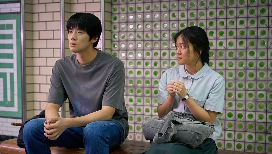 Pavane&period;&NewLine;&lpar;L to R&rpar; Moon Sang-min as Lee Gyeong-rok&comma; Ko A Seong as Kim Mi-jeong in Pavane&period;&NewLine;Cr&period; Cho Wonjin&sol;Netflix &copy; 2026