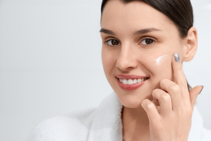 Kulit mudah kehilangan kelembapan saat puasa sehingga hidrasi menjadi kunci utama. Gunakan produk yang melembapkan dan pastikan asupan cairan cukup saat sahur dan berbuka./ Foto: freepik.com/serhii_bobyk