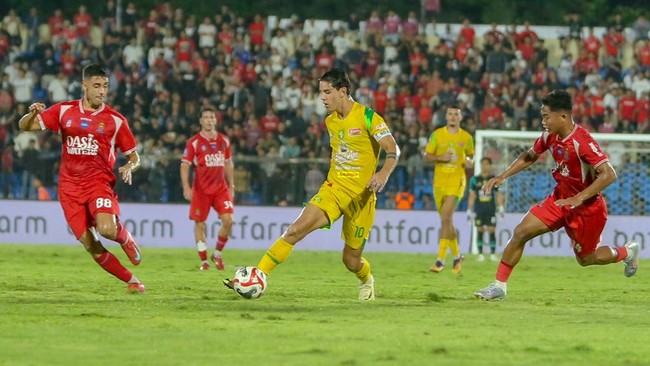 Persebaya Surabaya dalam ancaman digeser Persita Tangerang setelah kalah 1-3 dari Persijap Jepara dalam pertandingan pekan ke-22 Super League, Sabtu (21/2).