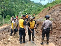 Polres Karanganyar Bareng Warga Bersihkan Material Longsor di Kedawung