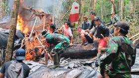 FOTO: Pesawat Pelita Air Jatuh hingga Gelang Detektor di Kaki Delpedro