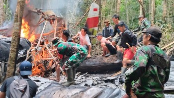 FOTO: Pesawat Pelita Air Jatuh hingga Gelang Detektor di Kaki Delpedro