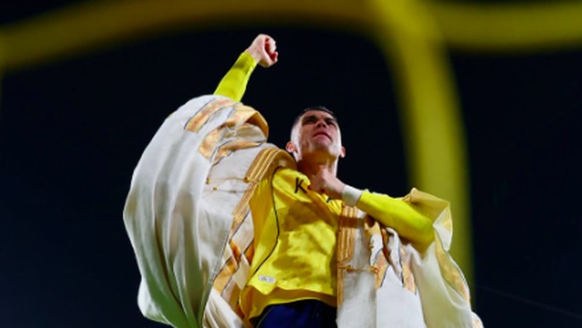 Cristiano Ronaldo mencetak dua gol saat Al Nassr mengalahkan Al Hazm 4-0. Usai pertandingan, ia mengenakan bisht tradisional Arab dalam perayaan kemenangan.