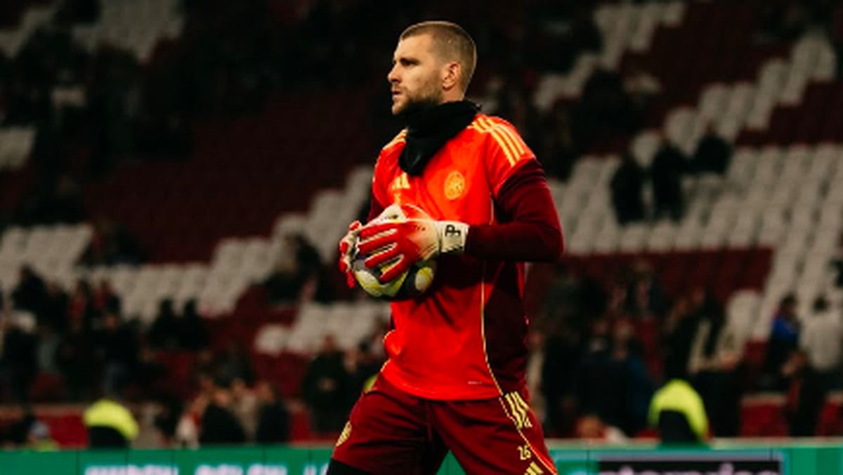 Maarten Paes Catat 7 Penyelamatan Saat Debut di Ajax