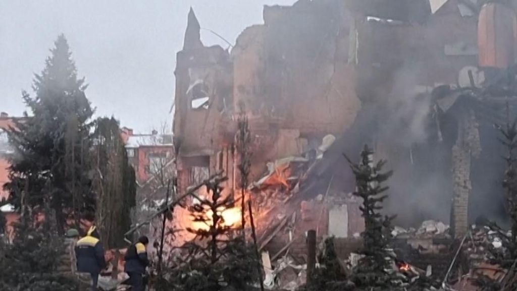 Rusia Bombardir Ukraina Semalaman, Warga Kyiv Mengungsi di Metro