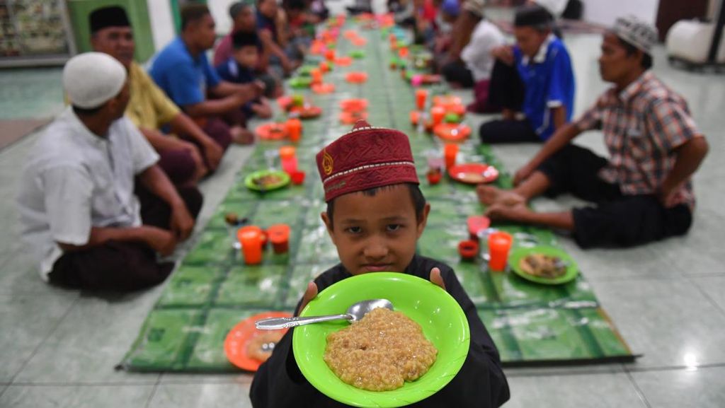 FOTO: Tradisi Memasak Bubur Takjil di Nusantara