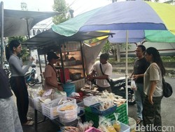 Pasutri Muslim di Tabanan Laris Manis Jual Nasi Lawar Bali Saat Ramadan