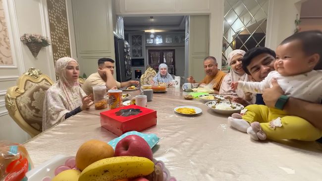 Potret Keseruan Sahur Keluarga Fadil Jaidi Bersama Baby Aisha, Ada Yel-yel Sebelum Makan