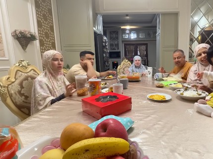 Potret Keseruan Sahur Keluarga Fadil Jaidi Bersama Baby Aisha, Ada Yel-yel Sebelum Makan