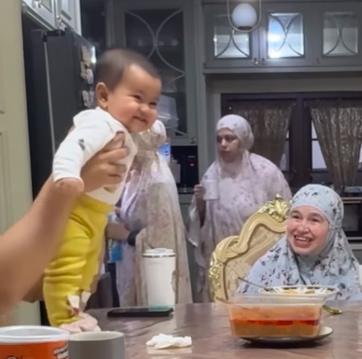 <p>Selama sahur, Aisha dimomong oleh Fadil, Bunda. Dalam satu kesempatan, Aisha tampak bermain dengan ayahnya yang telah selesai makan sahur. Baby Aisha sama sekali tak rewel meski terbangun dari tidur dan diajak sahur oleh keluarga ayahnya. (Foto: YouTube Fadil Jaidi)</p>