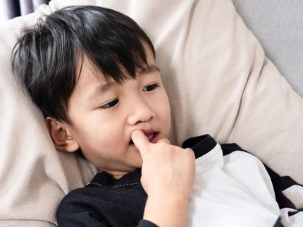 Alasan Mengapa Anak Suka Gigit Kuku, Bunda Perlu Tahu