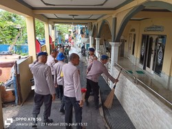 Dukung Program ASRI, Polairud Polda Metro Bersihkan Tempat Ibadah di Jakut