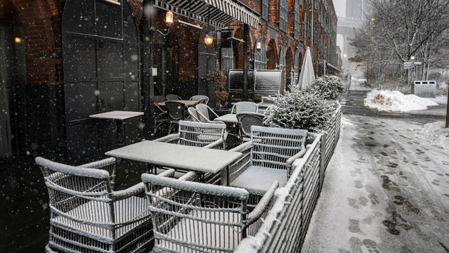 Walkot Mamdani perintahkan penutupan jaringan lalu lintas hingga imbau larangan bepergian imbas badai salju di New York.