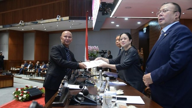 Ketua Banggar DPR, Said Abdullah, menegaskan tidak ada keputusan untuk menutup ritel modern. DPR fokus pada penguatan koperasi desa dan ekonomi kerakyatan.