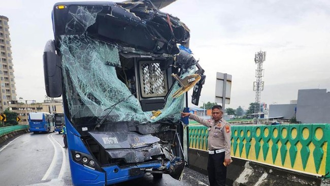 Polisi menyatakan sebanyak 23 penumpang mengalami luka ringan akibat kecelakaan yang melibatkan dua unit bus TransJakarta di jalur Koridor 13.