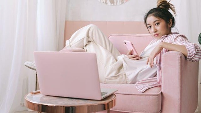 6 Ciri Kepribadian Orang yang Langsung Ganti Pakaian Nyaman Usai Seharian Beraktivitas