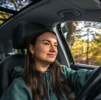 5 Ciri Kepribadian Orang yang Nggak Mendengarkan Musik saat Berkendara Menurut Psikologi