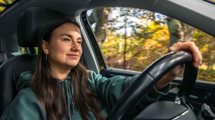 5 Ciri Kepribadian Orang yang Nggak Mendengarkan Musik saat Berkendara Menurut Psikologi