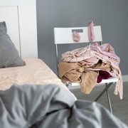 3 Ciri Kepribadian Orang yang Suka Menumpuk Baju di Kursi