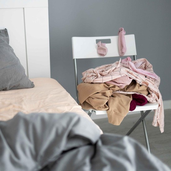 3 Ciri Kepribadian Orang yang Suka Menumpuk Baju di Kursi