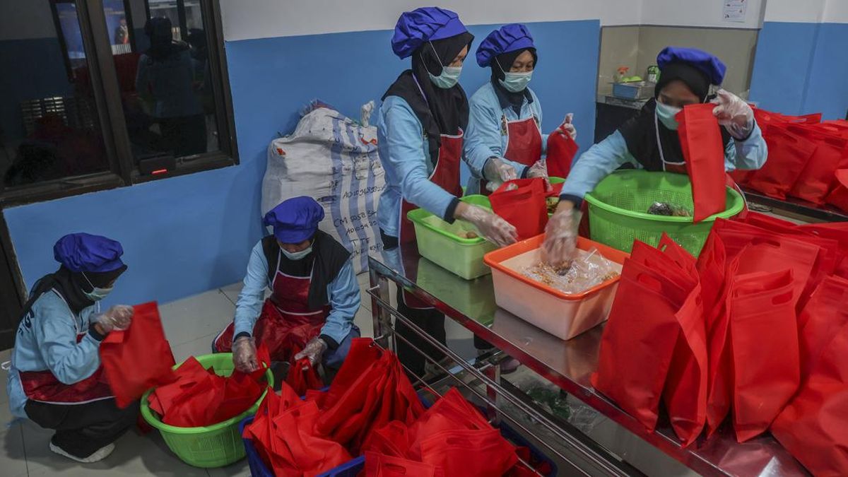 FOTO: Penyaluran MBG saat Ramadan, dari Ayam Ungkep hingga Kurma