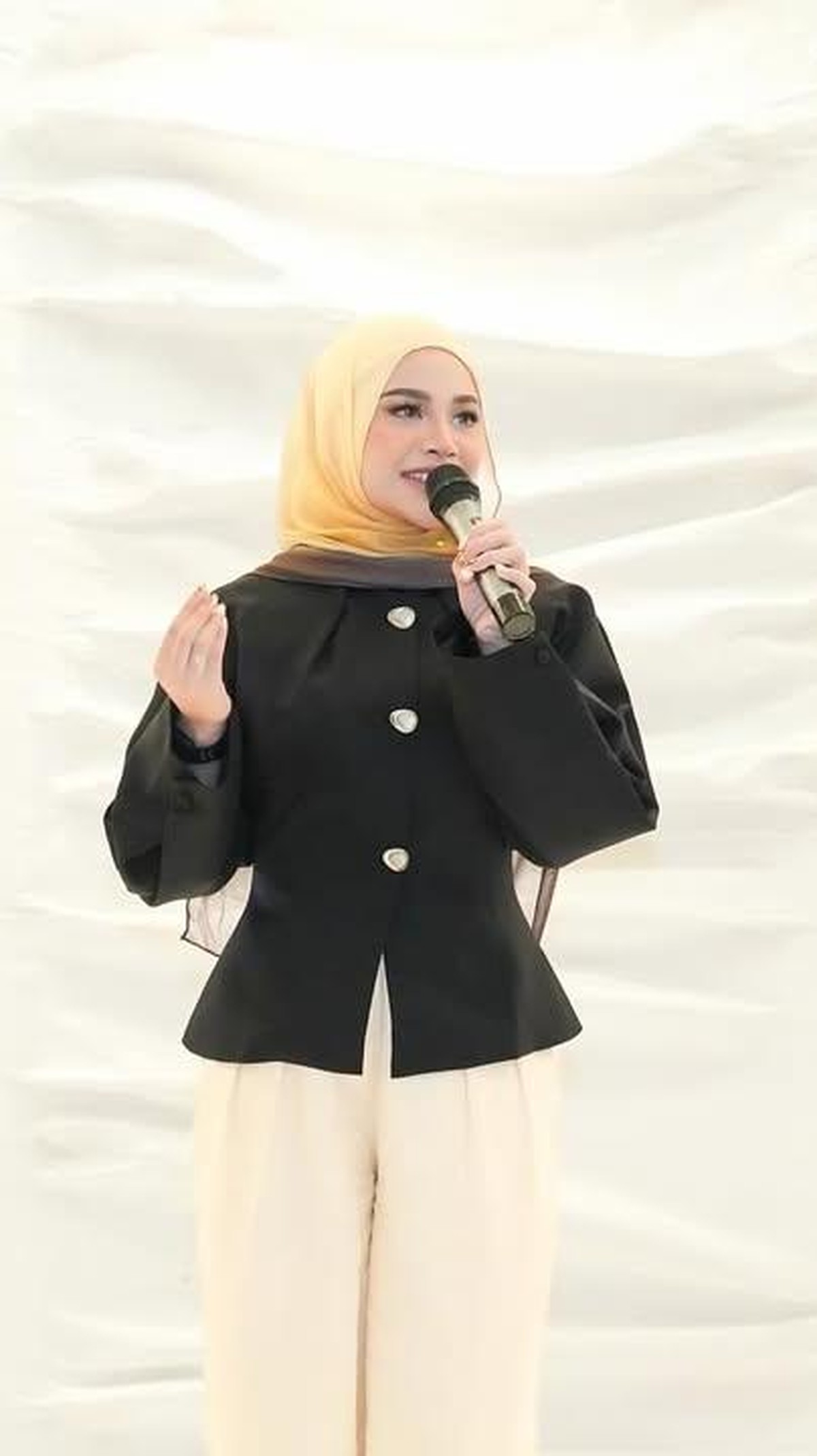 Gaya Aurel Hermansyah pakai hijab pashmina bahan viscose cocok untuk bukber&period;
