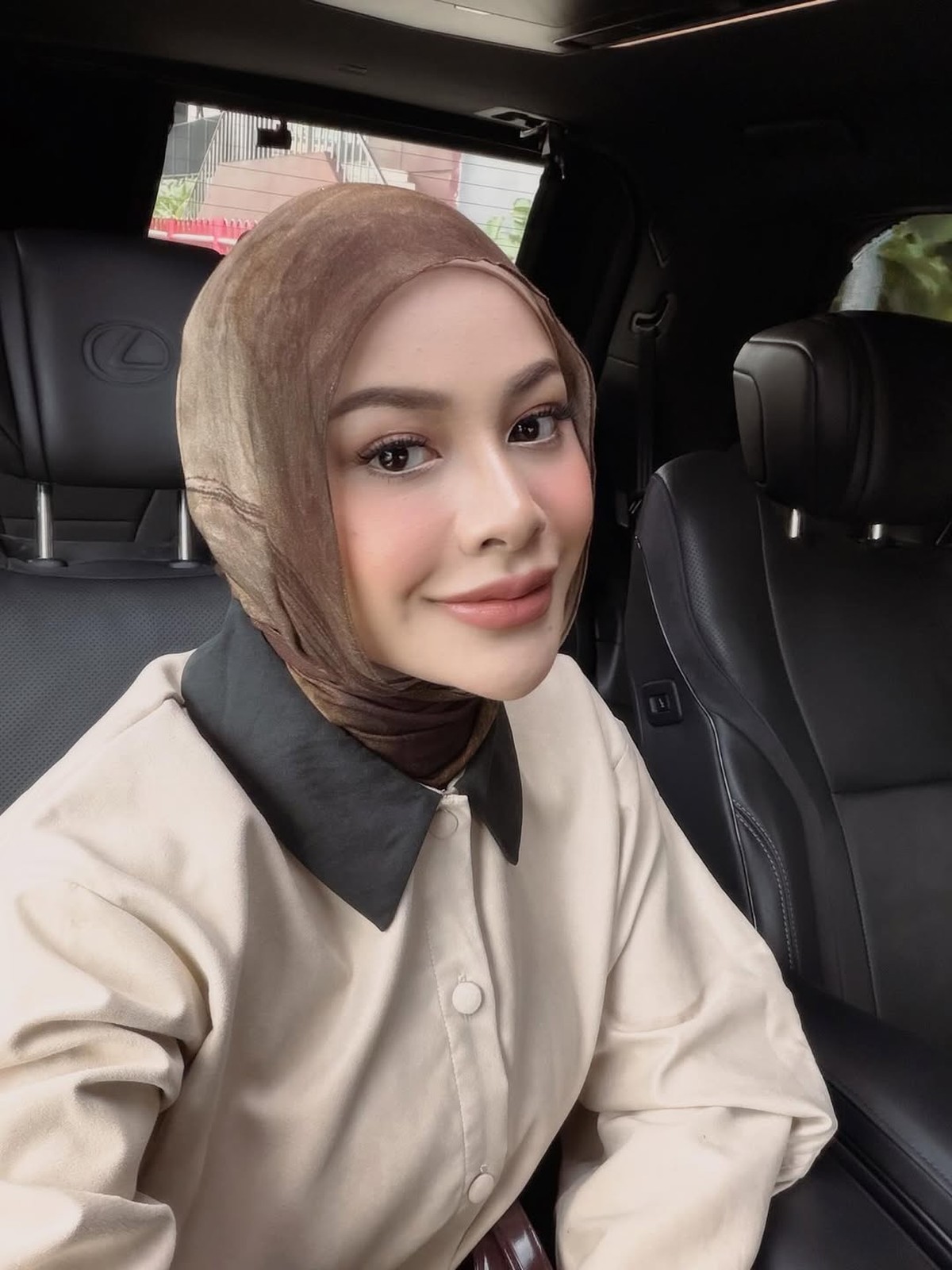 Gaya Aurel Hermansyah pakai hijab pashmina bahan viscose cocok untuk bukber&period;