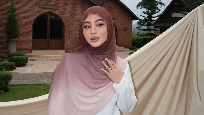 Outfit Bukber, 7 Gaya Artis Cantik Tanah Air Pakai Pashmina Viscose Rapi Tanpa Disetrika