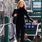 Get The Look: Gaya Kasual Elegan Ala Carolyn Bessette di Serial 'Love Story'