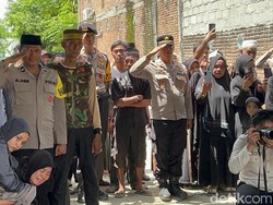 Ibu Histeris Lepas Jenazah Bripda Dirja Korban Dugaan Penganiayaan di Pinrang