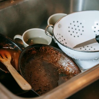 3 Ciri Kepribadian Orang yang Membiarkan Cucian Piring Kotor Menumpuk Menurut Ilmu Psikologi