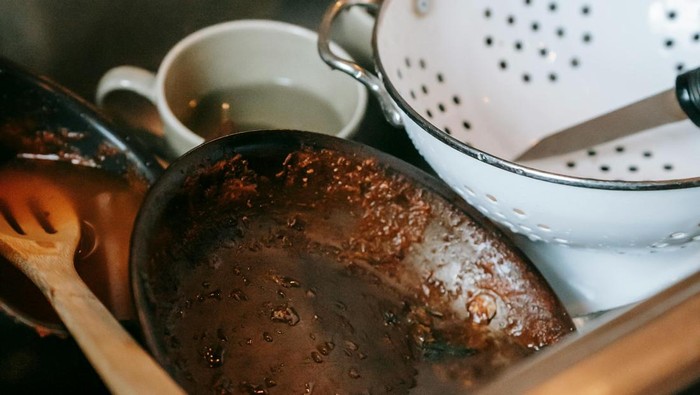 3 Ciri Kepribadian Orang yang Membiarkan Cucian Piring Kotor Menumpuk Menurut Ilmu Psikologi