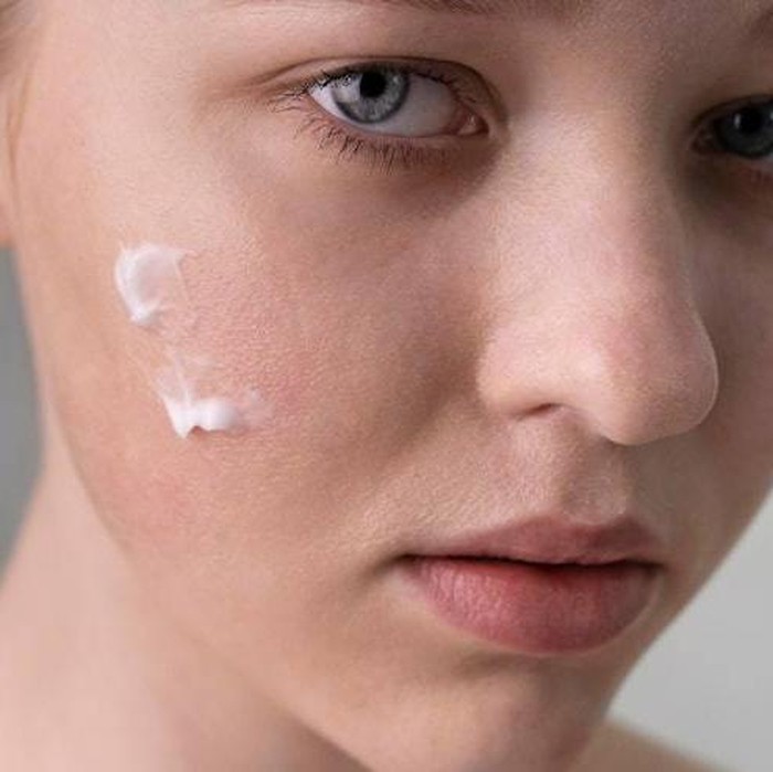 Kamu bisa menggunakan rutin di pagi dan malam hari agar skin barrier kamu tetap terjaga. Kalau kulit lembap, efek glowing juga lebih mudah didapatkan karena permukaan kulit terlihat halus dan sehat.