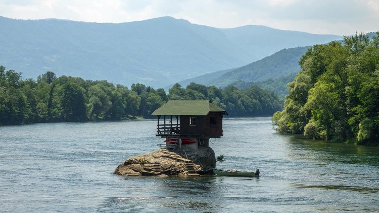Ilustrasi rumah di tengah sungai